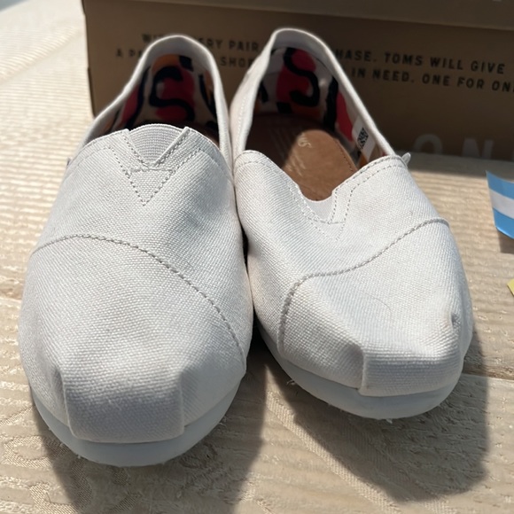 NWT Tom’s shoes - Picture 2 of 8